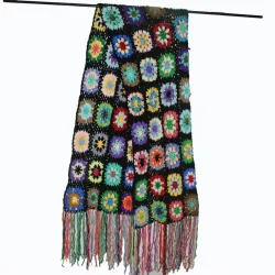 Handgemachter Häkelschal - mit Blumen - mit Quasten