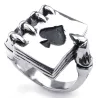 Bague vintage - acier inoxydable - griffe de crâne tenant un jeu de cartes