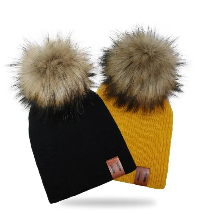 Berretto lavorato a maglia con pom pom / etichetta in pelle - unisex - per bambini / adulti