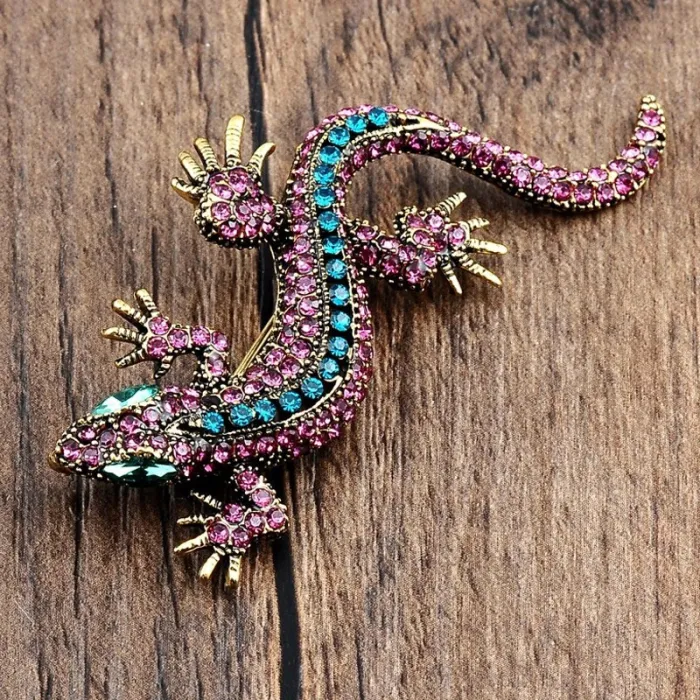 Vintage brooch with crystal lizard