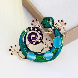 Enamel brooch for women - gecko / lizard