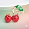Elegante broche met een rode kristallen kersBroches