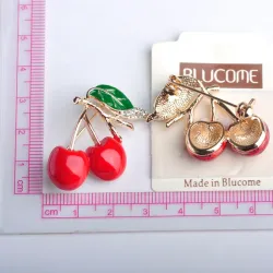 BrochesElegant brooch with red crystal cherry