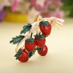 Elegante broche met een takje aardbeienBroches