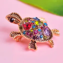 Fashionable brooch with crystal tortoise