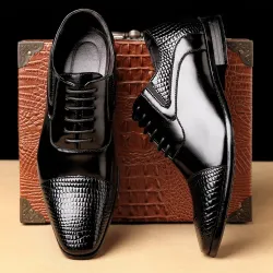 Eleganckie skórzane płaskie buty - wzór skóry węża - ze sznurowadłamiButy