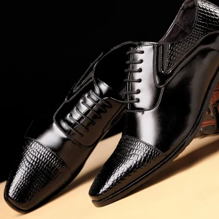 Eleganckie skórzane płaskie buty - wzór skóry węża - ze sznurowadłamiButy
