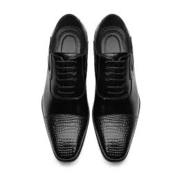 Eleganckie skórzane płaskie buty - wzór skóry węża - ze sznurowadłamiButy