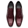 Eleganckie skórzane płaskie buty - wzór skóry węża - ze sznurowadłamiButy
