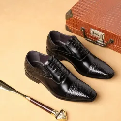 Eleganckie skórzane płaskie buty - wzór skóry węża - ze sznurowadłamiButy