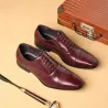 Eleganckie skórzane płaskie buty - wzór skóry węża - ze sznurowadłamiButy