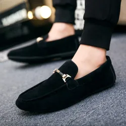 Trendiga läder -slip -skor - halkfria loafers - med metalldekoration