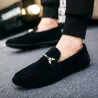 Modne skórzane buty wsuwane - antypoślizgowe mokasyny - z metalową dekoracjąButy