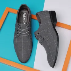 Klassische spitze Schuhschuhe - geschnürt - schwarzes Gitter