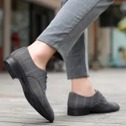 Klassische spitze Schuhschuhe - geschnürt - schwarzes Gitter