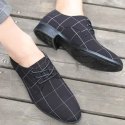 Klasyczne buty ze szpiczastym noskiem - sznurowane - czarna krataButy