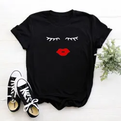 T-shirt tendance à manches courtes - cils / lèvres rouges