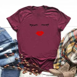 T-shirt tendance à manches courtes - cils / lèvres rouges