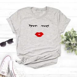T-shirt alla moda a maniche corte - ciglia / labbra rosse