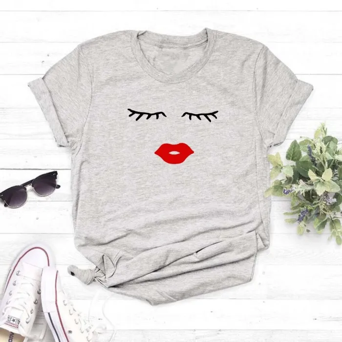 T-shirt alla moda a maniche corte - ciglia / labbra rosse