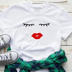 T-shirt alla moda a maniche corte - ciglia / labbra rosse