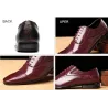 Eleganckie skórzane płaskie buty - wzór skóry węża - ze sznurowadłamiButy