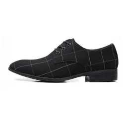 Klasyczne buty ze szpiczastym noskiem - sznurowane - czarna krataButy