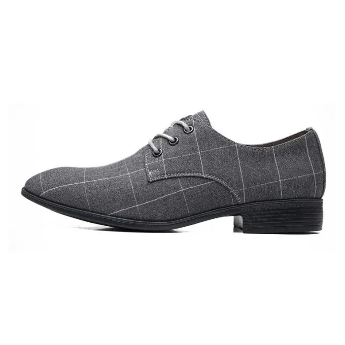 Klassische spitze Schuhschuhe - geschnürt - schwarzes Gitter