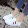 Klassische weiße Sneaker - flache Loafer mit Klettverschluss