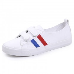 Klassische weiße Sneaker - flache Loafer mit Klettverschluss
