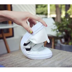 Klassische weiße Sneaker - flache Loafer mit Klettverschluss
