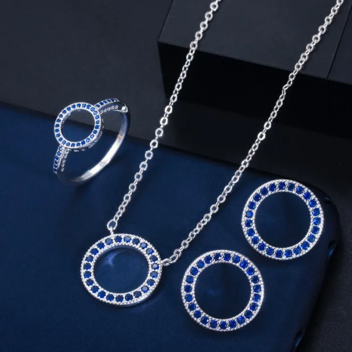 Klassisches rundes Schmuckset - Halskette / Ohrringe / Ring - mit Zirkonia