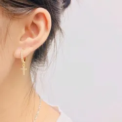 Ronde kristallen hoops oorbellen met kruisOorbellen