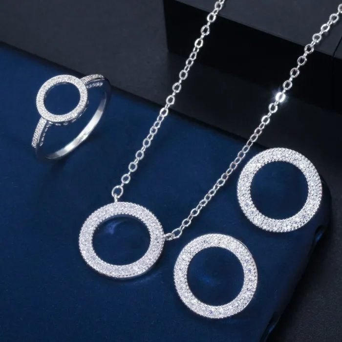 Klassisches rundes Schmuckset - Halskette / Ohrringe / Ring - mit Zirkonia