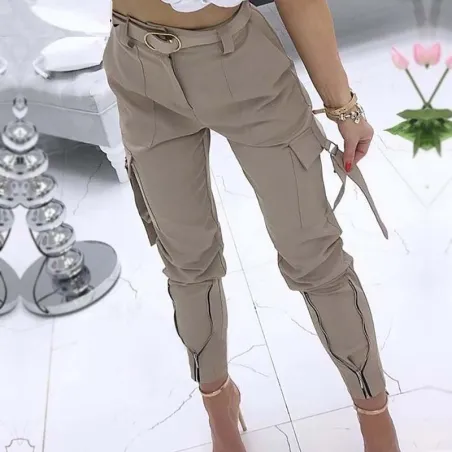 Modische schmale Hose - mit Reißverschlüssen / Taschen / Gürtel