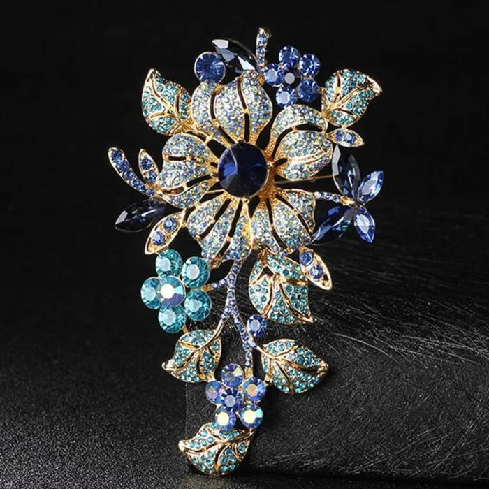 Broche élégante avec de grandes fleurs en cristal