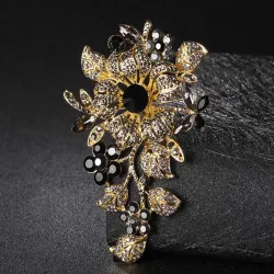 Broche élégante avec de grandes fleurs en cristal