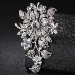 Elegant brosch med stora kristallblommor