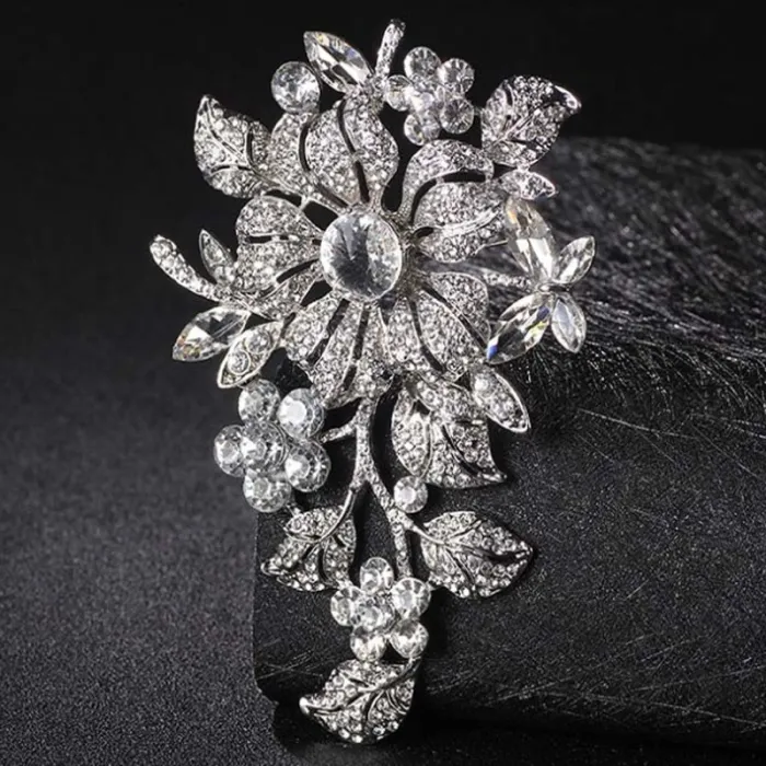 Elegante Brosche mit großen Kristallblüten