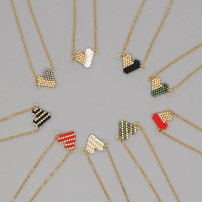Elegante collana con cuore di perline colorate