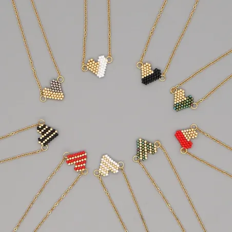 Elegante collana con cuore di perline colorate
