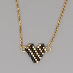 CollarCollar elegante con corazón de cuentas de colores