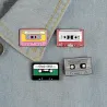 Muziektape uit de jaren 90 - vintage emaille pinBroches