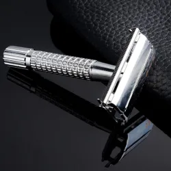 Shaving razor - double edge - with one blade