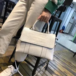 Elegante schoudertas - leer - krokodillenleer patroonHandtassen