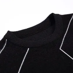 Modny ciepły sweter - dopasowany krój - nadruk w geometryczne linieBluzy & Swetry