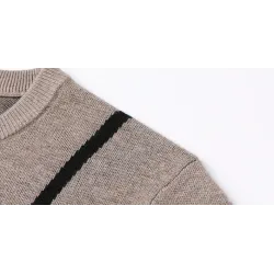 Elegant knitted sweater - big letter print