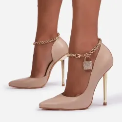 Elegante Pumps mit hohem Absatz - mit einer Knöchelkette aus Metall