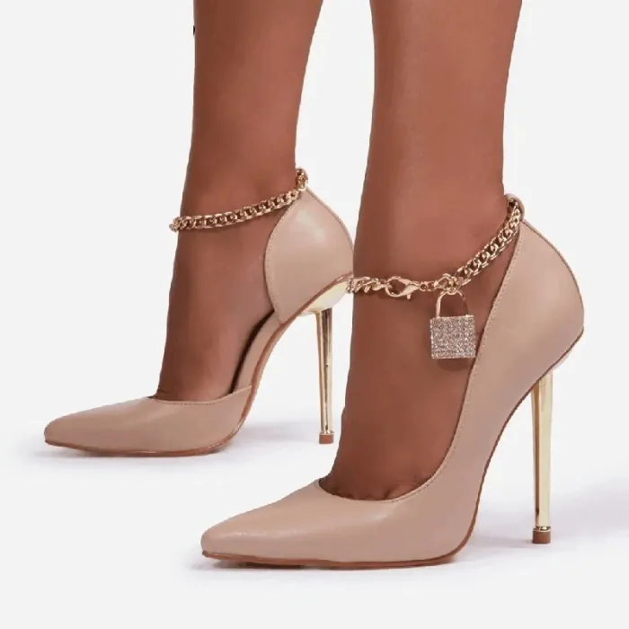 Elegante Pumps mit hohem Absatz - mit einer Knöchelkette aus Metall