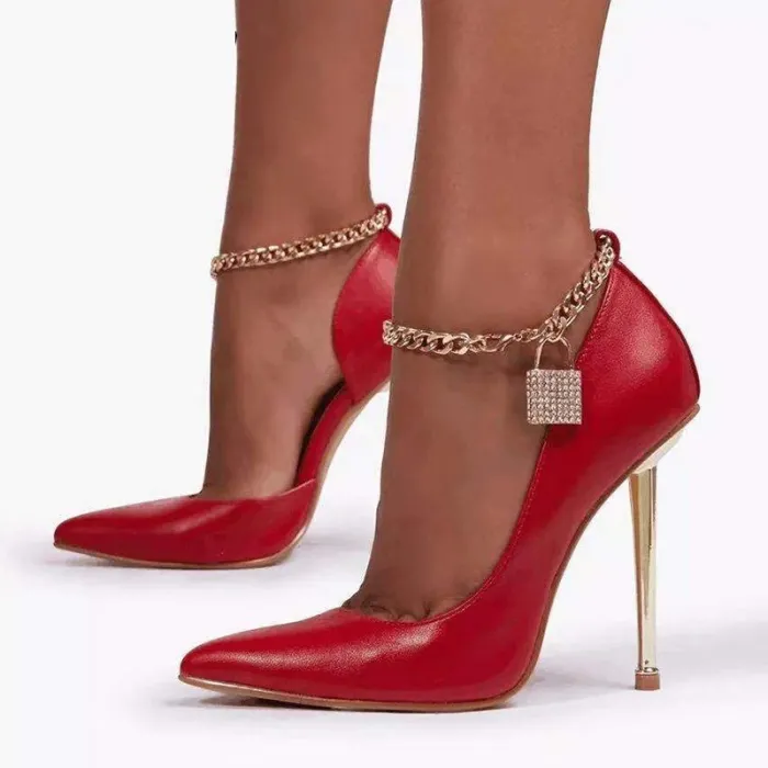 Elegante Pumps mit hohem Absatz - mit einer Knöchelkette aus Metall